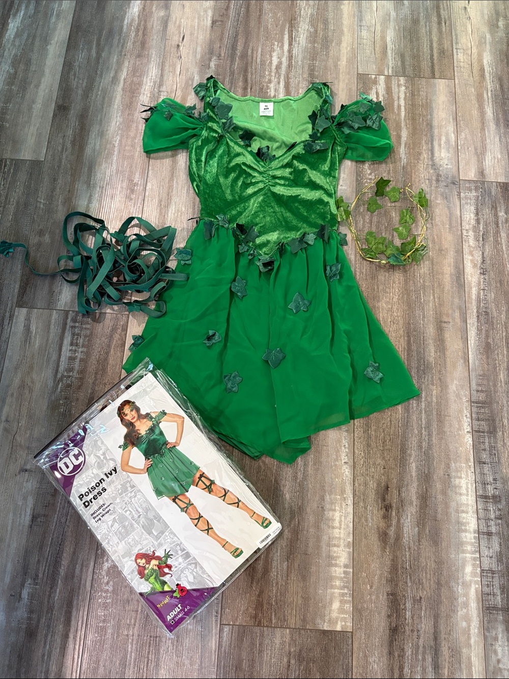 Poison Ivy Costume: Size adult small DC Villains: Spirit Store